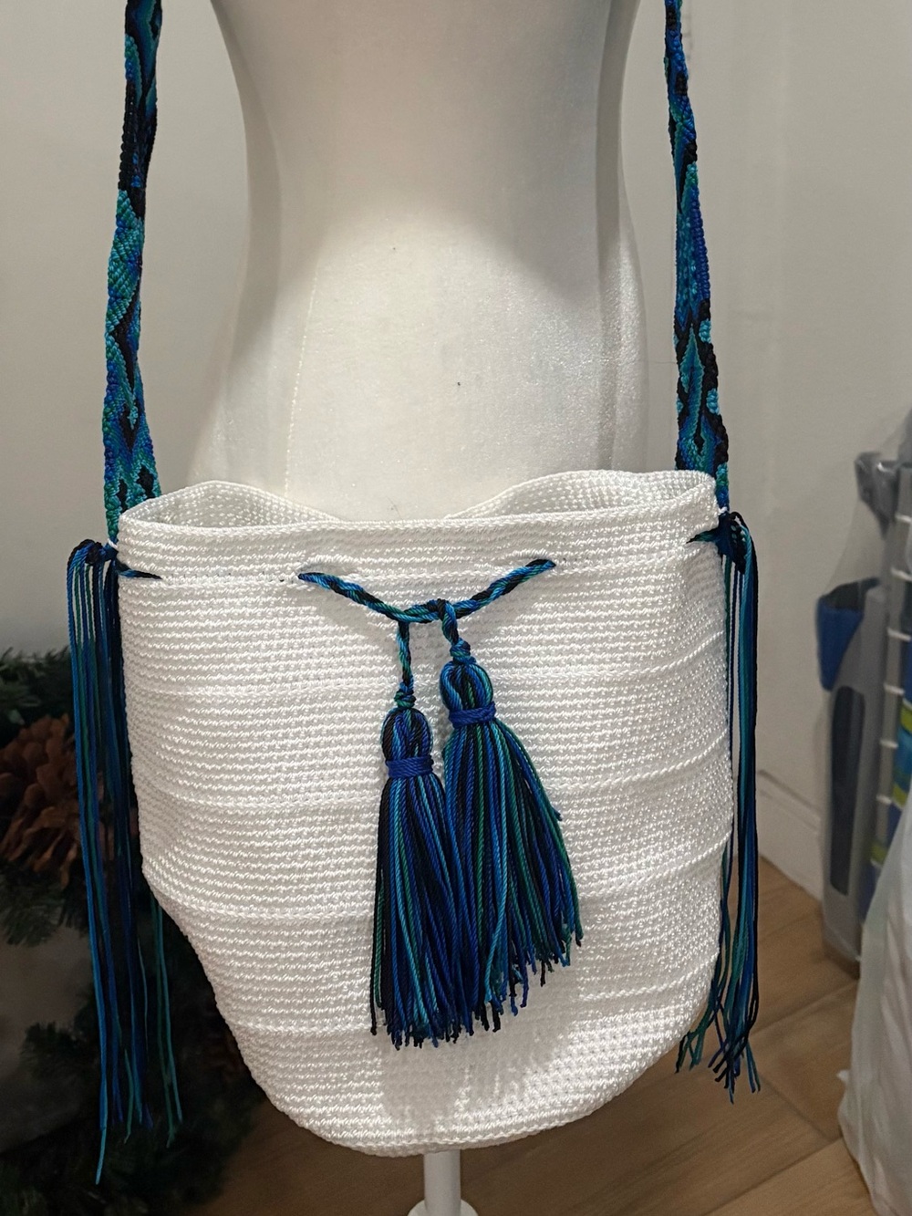 White Woven Tassel bucket Crossbody Bag with Blue Accent Strap new